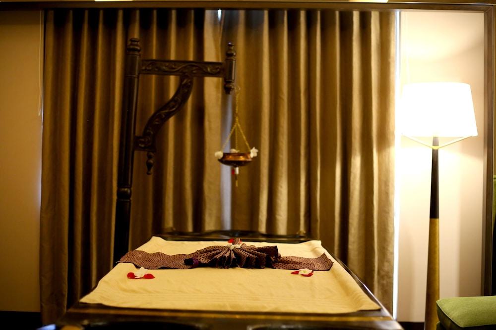Radisson Blu Coimbatore Dış mekan fotoğraf A massage table