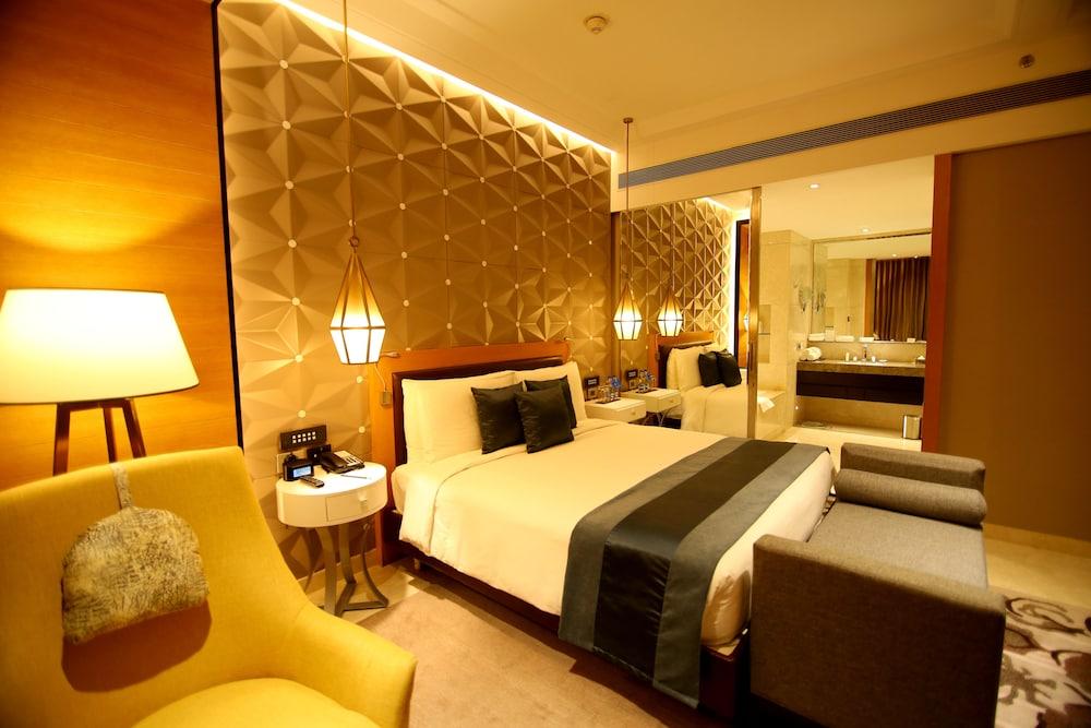 Radisson Blu Coimbatore Dış mekan fotoğraf A suite at the hotel