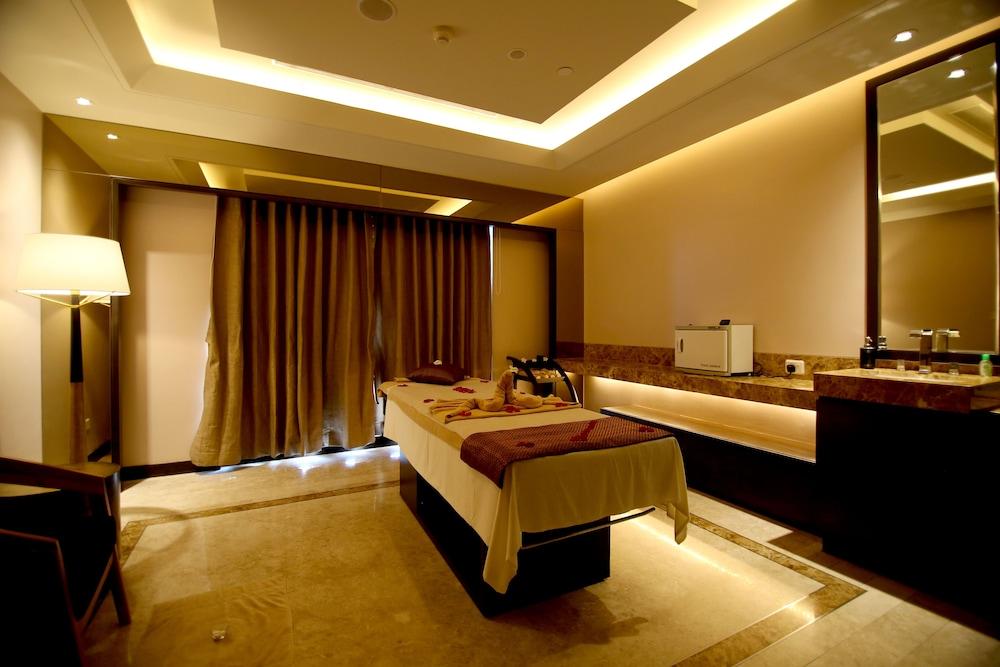 Radisson Blu Coimbatore Dış mekan fotoğraf A spa treatment room