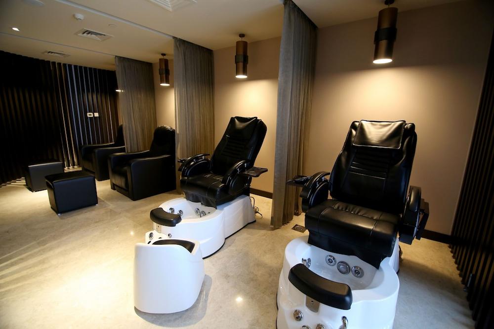 Radisson Blu Coimbatore Dış mekan fotoğraf A nail salon