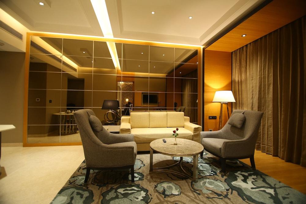 Radisson Blu Coimbatore Dış mekan fotoğraf A suite at the hotel