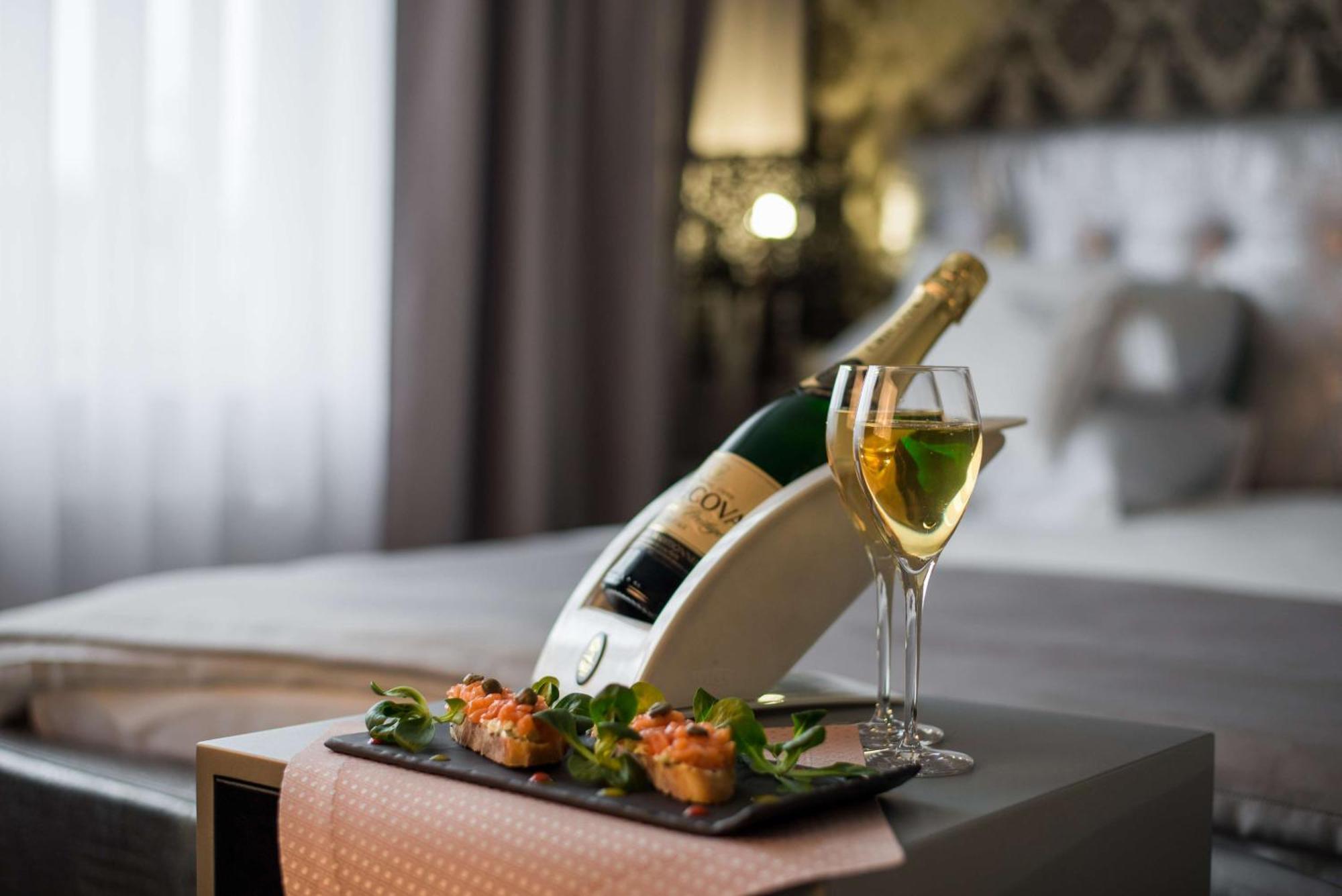 Radisson Blu Coimbatore Dış mekan fotoğraf A bottle of champagne
