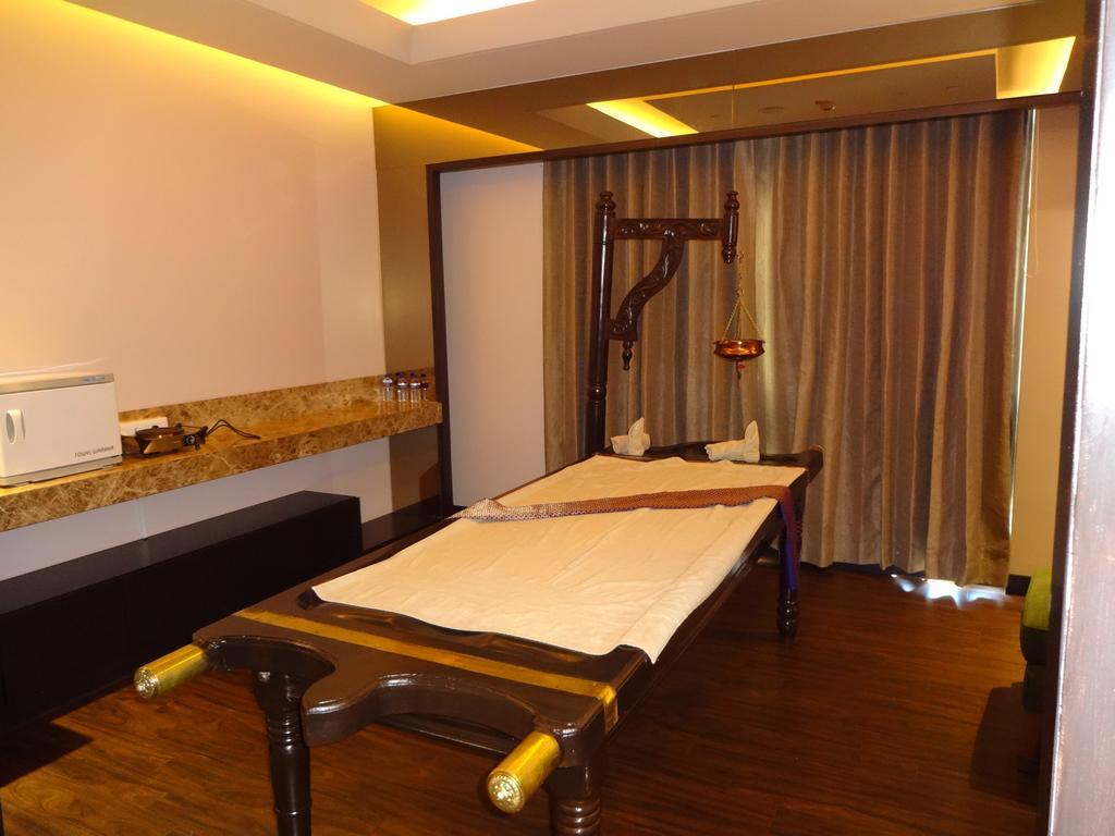 Radisson Blu Coimbatore Dış mekan fotoğraf Ayurvedic massage table