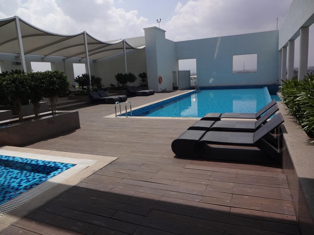 Radisson Blu Coimbatore Dış mekan fotoğraf Rooftop pool at the hotel