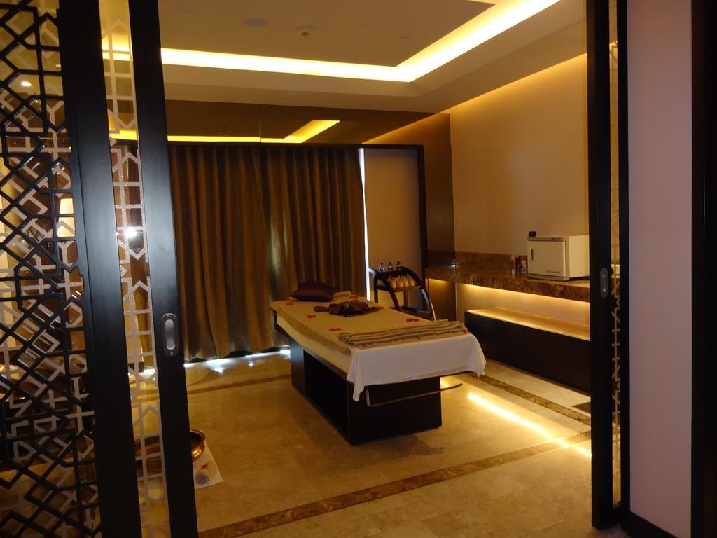 Radisson Blu Coimbatore Dış mekan fotoğraf A spa treatment room