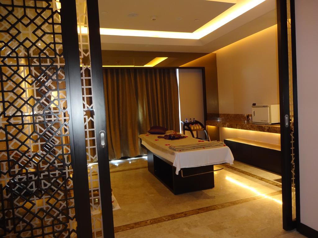 Radisson Blu Coimbatore Dış mekan fotoğraf A spa treatment room