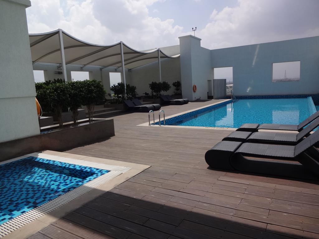 Radisson Blu Coimbatore Dış mekan fotoğraf Rooftop pool at the hotel
