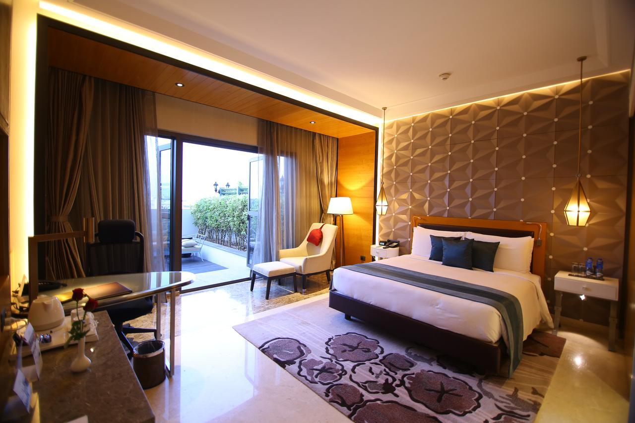 Radisson Blu Coimbatore Dış mekan fotoğraf A room at the hotel