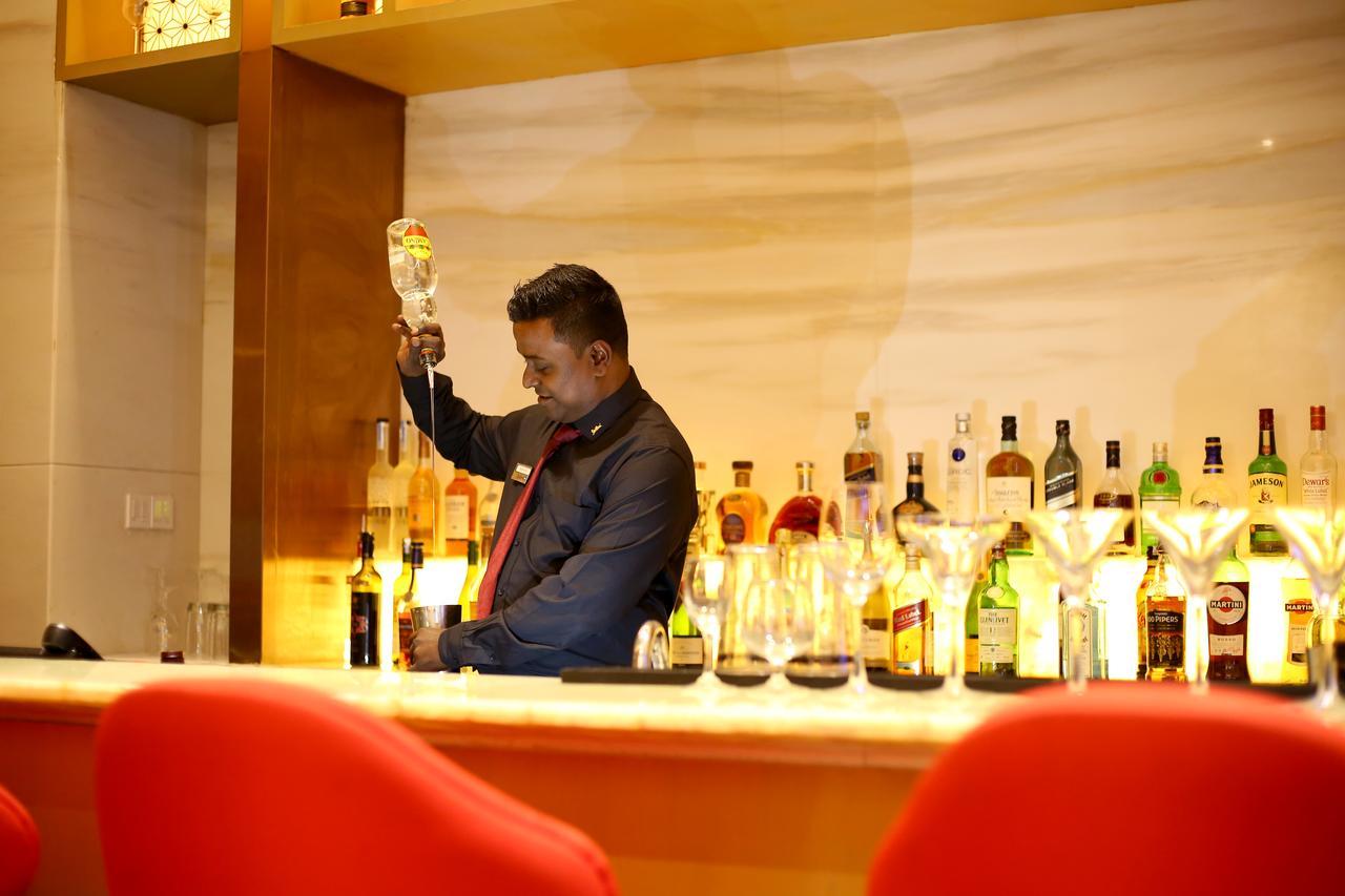 Radisson Blu Coimbatore Dış mekan fotoğraf A bartender at work
