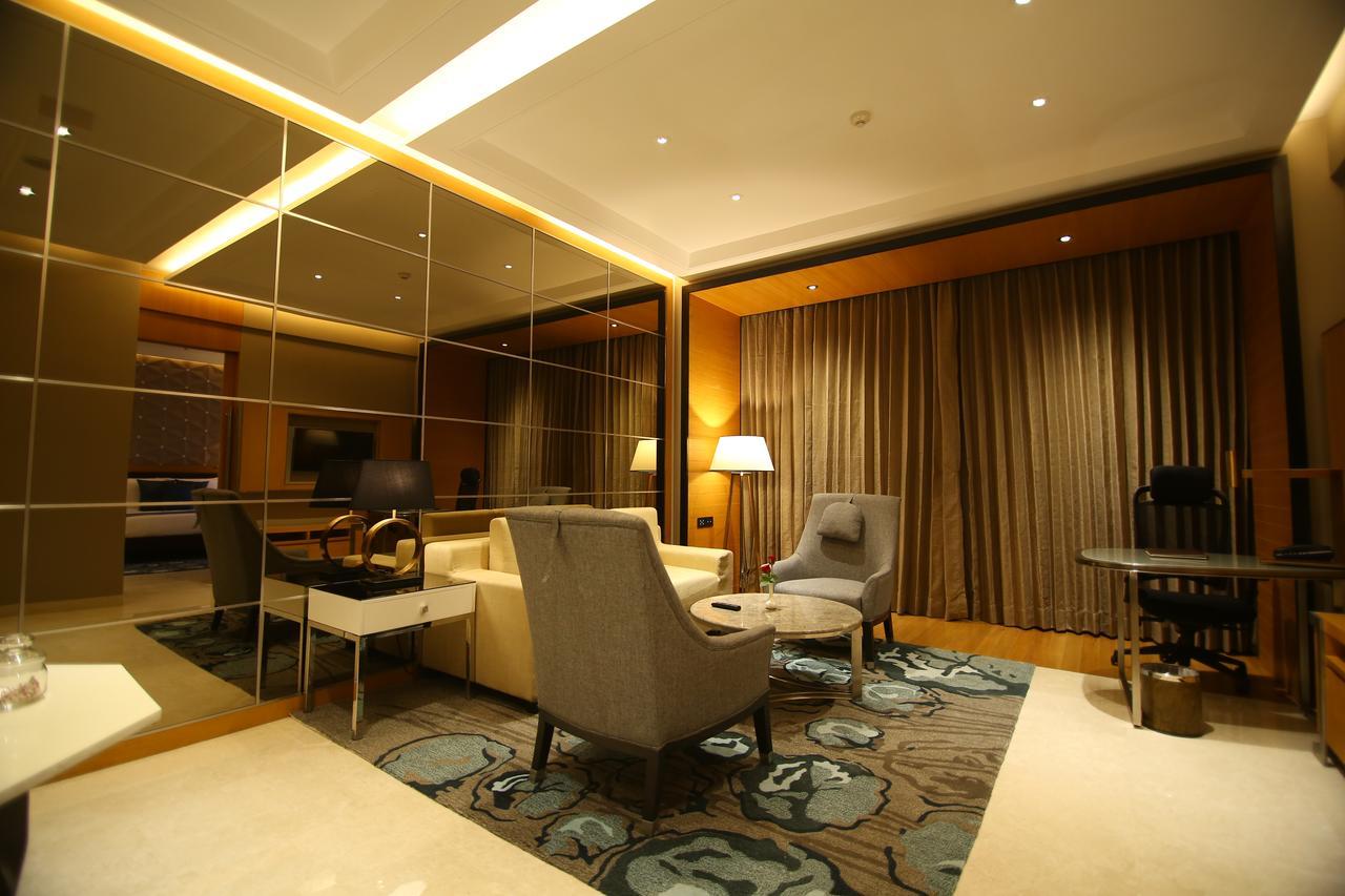 Radisson Blu Coimbatore Dış mekan fotoğraf A suite at the hotel