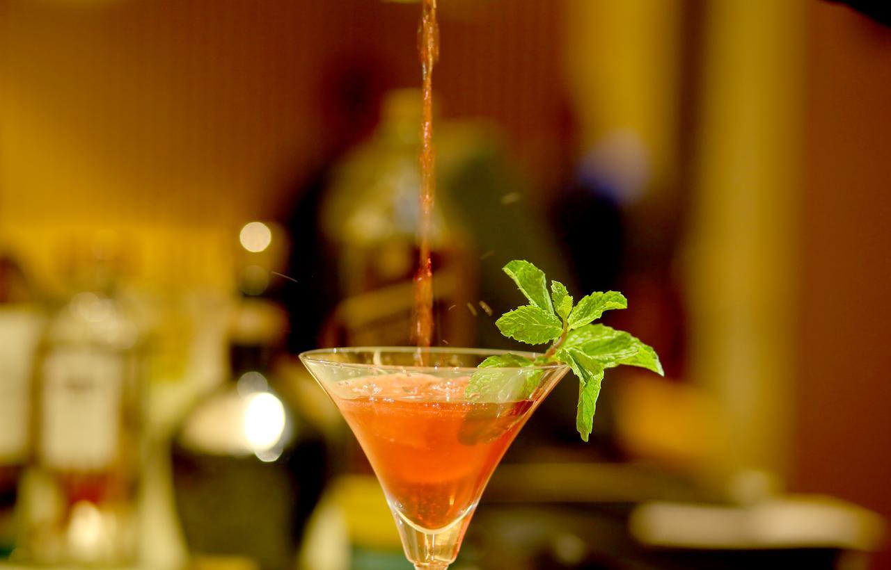 Radisson Blu Coimbatore Dış mekan fotoğraf A cosmopolitan being poured