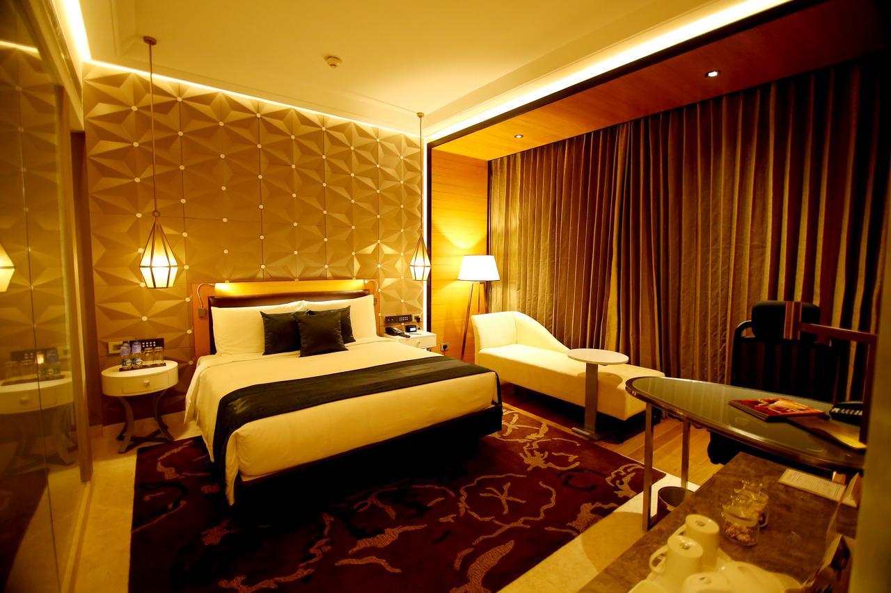 Radisson Blu Coimbatore Dış mekan fotoğraf A room at the hotel