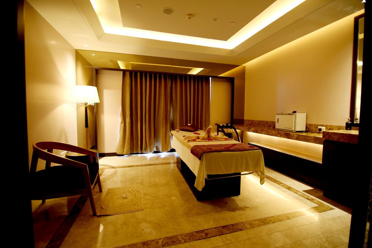 Radisson Blu Coimbatore Dış mekan fotoğraf A treatment room at the spa