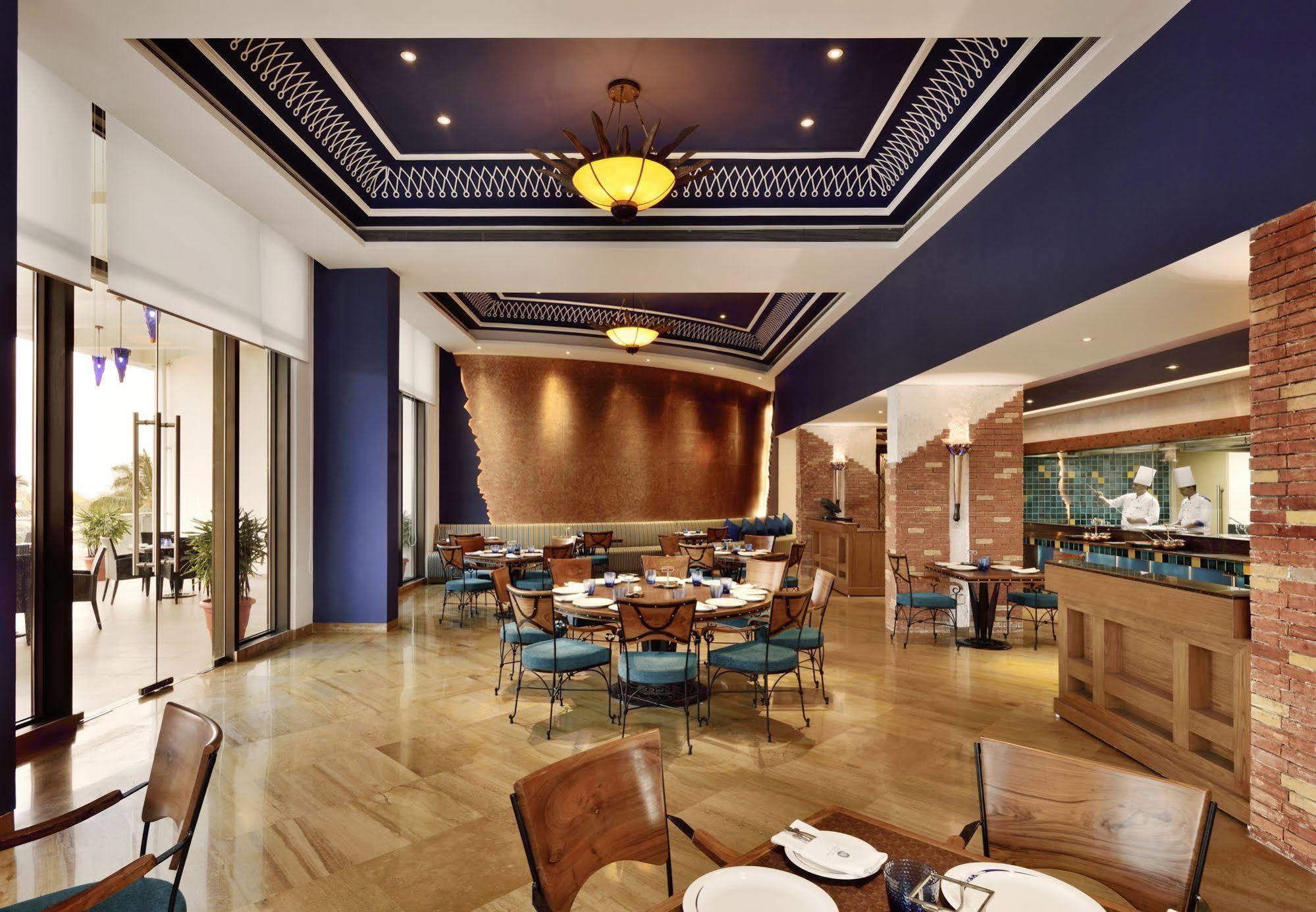 Radisson Blu Coimbatore Dış mekan fotoğraf The restaurant
