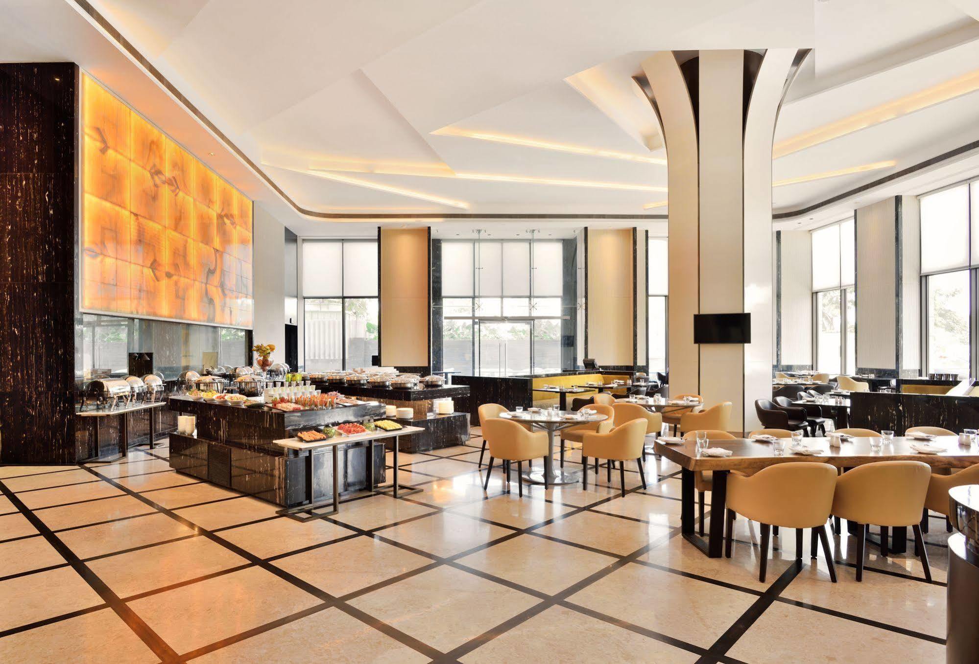 Radisson Blu Coimbatore Dış mekan fotoğraf The restaurant