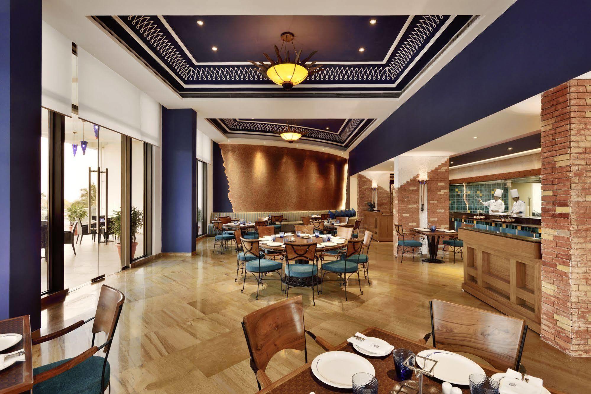 Radisson Blu Coimbatore Dış mekan fotoğraf The restaurant