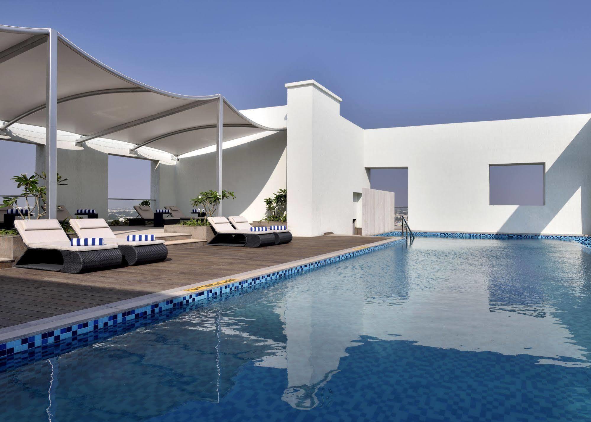 Radisson Blu Coimbatore Dış mekan fotoğraf The swimming pool at the hotel