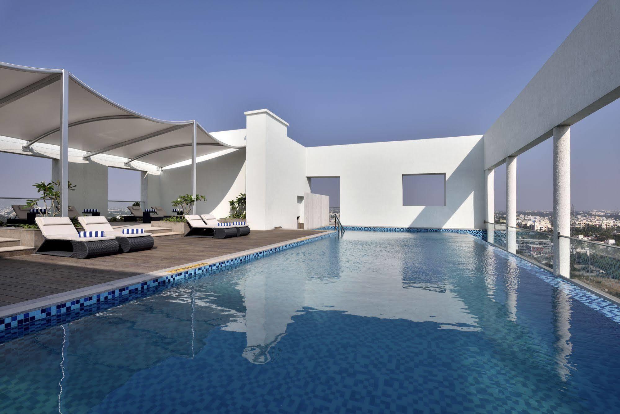 Radisson Blu Coimbatore Dış mekan fotoğraf Rooftop pool at the Park, Hyderabad