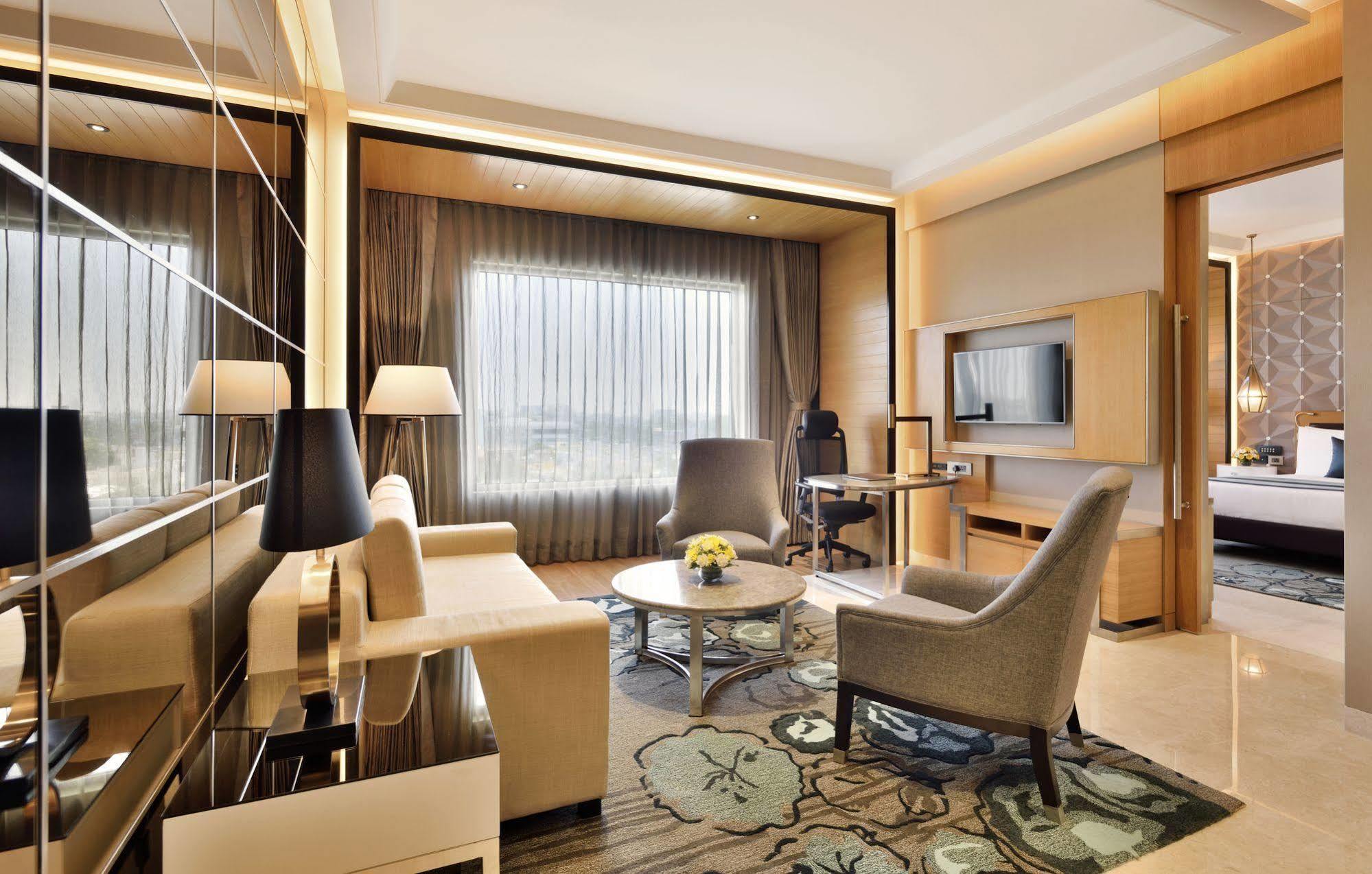 Radisson Blu Coimbatore Dış mekan fotoğraf Suite at the hotel
