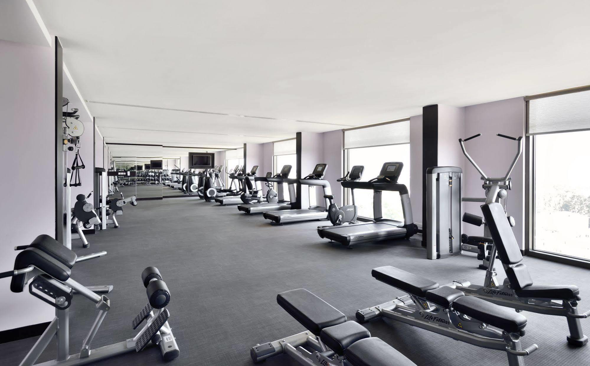Radisson Blu Coimbatore Dış mekan fotoğraf The gym at the hotel
